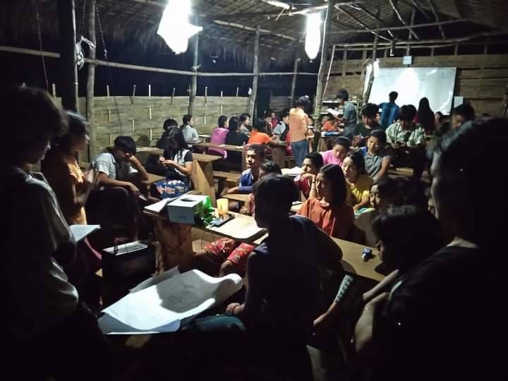 (ကရင်နီဒေသတွင် ကြားကာလပညာရေးသင်ယူနေသော ကျောင်းသား၊ ကျောင်းသူများ။ ဓါတ်ပုံ-နွေဦးဂုရုလေးများ)