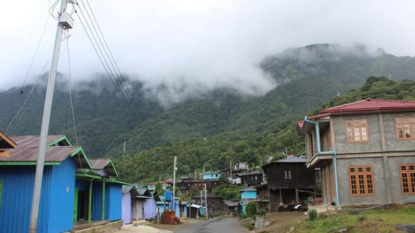 (စစ်​ကောင်စီတပ်​ဘေးရန်​ကြောက်၍ ​​ဒေသခံများတိမ်း​ရှောင်သွား၍ ​နေအိမ်နှင့်လမ်းများလူသွားလူလာမရှိ​လျှောက်ကပ်​နေသည်။ ။ဓါတ်ပုံ-People's Spring)