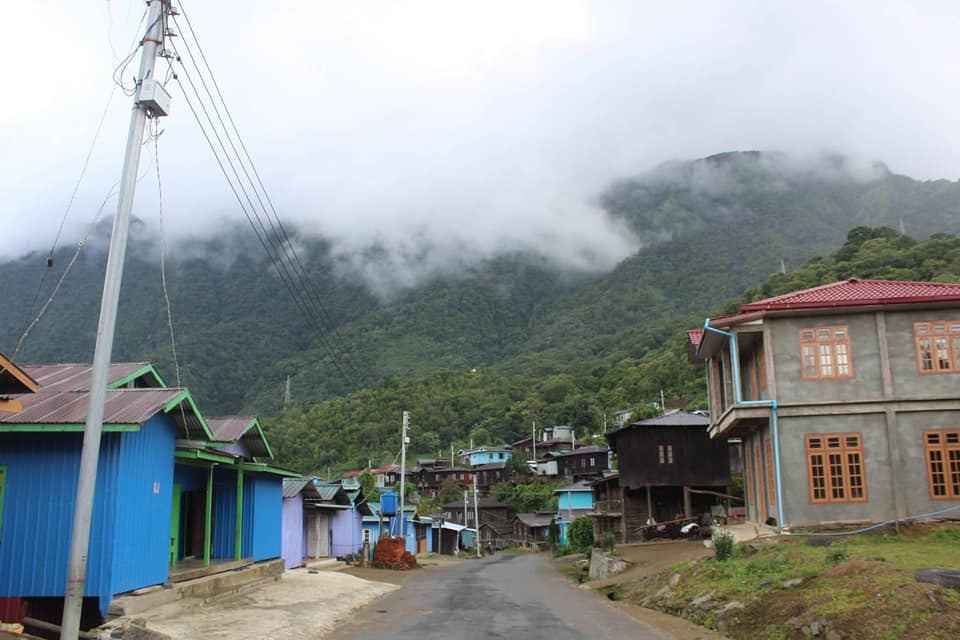 (စစ်​ကောင်စီတပ်​ဘေးရန်​ကြောက်၍ ​​ဒေသခံများတိမ်း​ရှောင်သွား၍ ​နေအိမ်နှင့်လမ်းများလူသွားလူလာမရှိ​လျှောက်ကပ်​နေသည်။ ။ဓါတ်ပုံ-People's Spring)