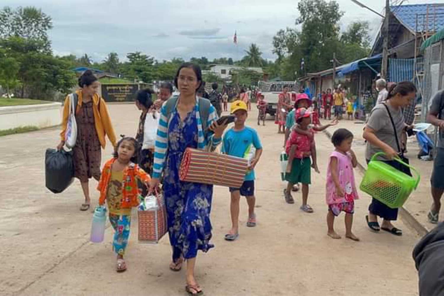 ထိုင်းနိုင်ငံဘက်သို့ထွက်​ပြေးတိမ်း​ရှောင်လာ​သောစစ်​ဘေးဒုက္ခသည်များ ။ ဓါတ်ပုံ-Assawin Pinitwong
