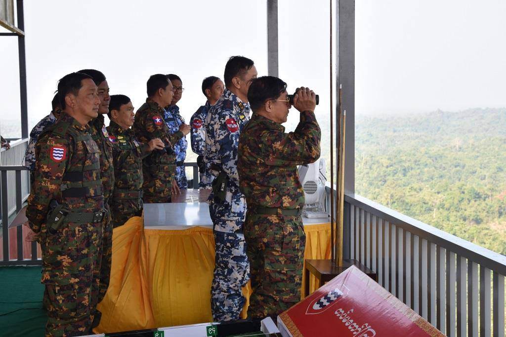 စစ်အုပ်စုအဖွဲ့အား တွေ့ရစဥ်၊ ဓာတ်ပုံ - cincds
