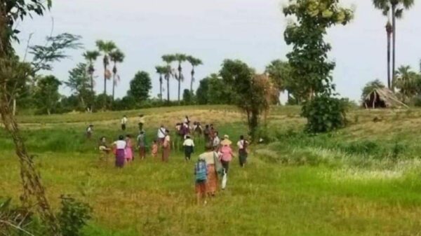 (၂၀၂၁ ဇူလိုင် ၂ ရက်က စစ်ကောင်စီအကြမ်းဖက်တိုက်ခိုက်နေ၍ ထွက်ပြေးနေရသည့် ဆပ်ပြာကျင်းဒေသခံများအား ​တွေ့ရစဥ်၊ ဓာတ်ပုံ - CJ)