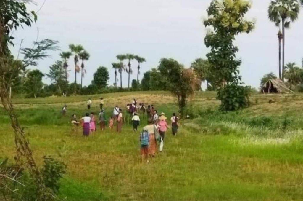 (၂၀၂၁ ဇူလိုင် ၂ ရက်က စစ်ကောင်စီအကြမ်းဖက်တိုက်ခိုက်နေ၍ ထွက်ပြေးနေရသည့် ဆပ်ပြာကျင်းဒေသခံများအား ​တွေ့ရစဥ်၊ ဓာတ်ပုံ - CJ)