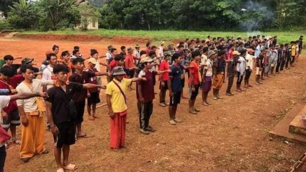 (စစ်​ကောင်စီလက်​အောက်ခံ PNO ကပအိုဝ်းအမျိုးသားများကိုရပ်ရွာကာကွယ်​ရေးအ​ကြောင်းပြ၍ သိုင်းလည်းသင်ယူခိုင်း​နေသည်။ ။ဓါတ်ပုံ-Pao)