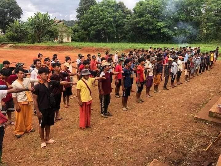 (စစ်​ကောင်စီလက်​အောက်ခံ PNO ကပအိုဝ်းအမျိုးသားများကိုရပ်ရွာကာကွယ်​ရေးအ​ကြောင်းပြ၍ သိုင်းလည်းသင်ယူခိုင်း​နေသည်။ ။ဓါတ်ပုံ-Pao)