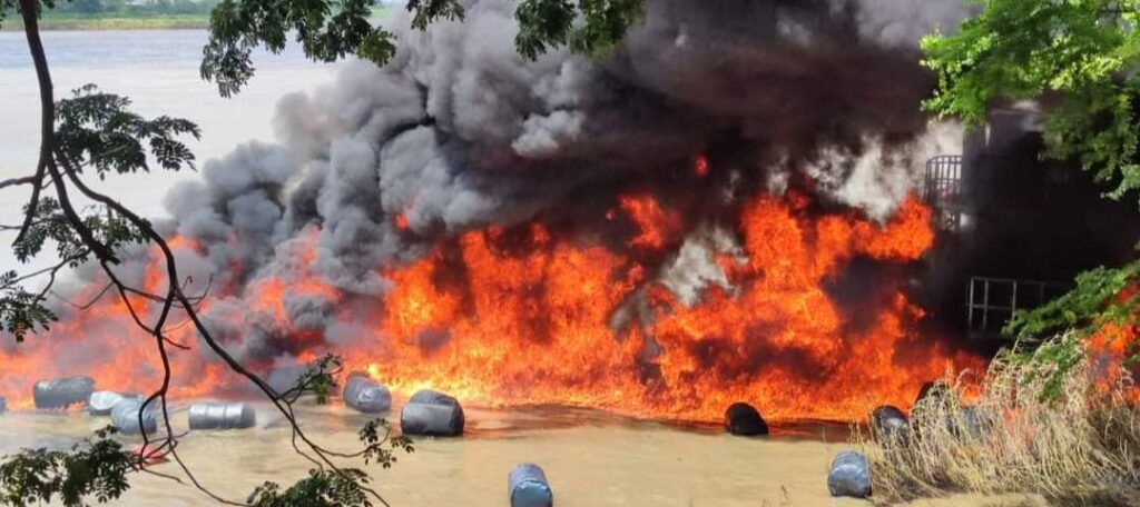 စက်သုံးဆီများဖြစ်၍ မီးလောင်အားအလွန်ကောင်းခဲ့သည်။ ဓါတိပုံ-လေလွင့်သူ