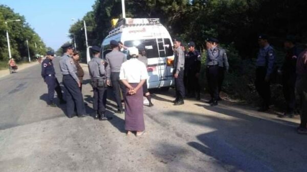 (ယခင်လပိုင်းအတွင်းက ချောင်းဦးမြို့ပေါ်တွင် ယာဥ်များအား စစ်ဆေးနေသော အကြမ်းဖက်စစ်ကောင်စီတပ်ဖွဲ့ဝင်များအား တွေ့ရစဥ်။ ဓါတ်ပုံ-CJ)