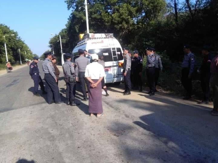 (ယခင်လပိုင်းအတွင်းက ချောင်းဦးမြို့ပေါ်တွင် ယာဥ်များအား စစ်ဆေးနေသော အကြမ်းဖက်စစ်ကောင်စီတပ်ဖွဲ့ဝင်များအား တွေ့ရစဥ်။ ဓါတ်ပုံ-CJ)