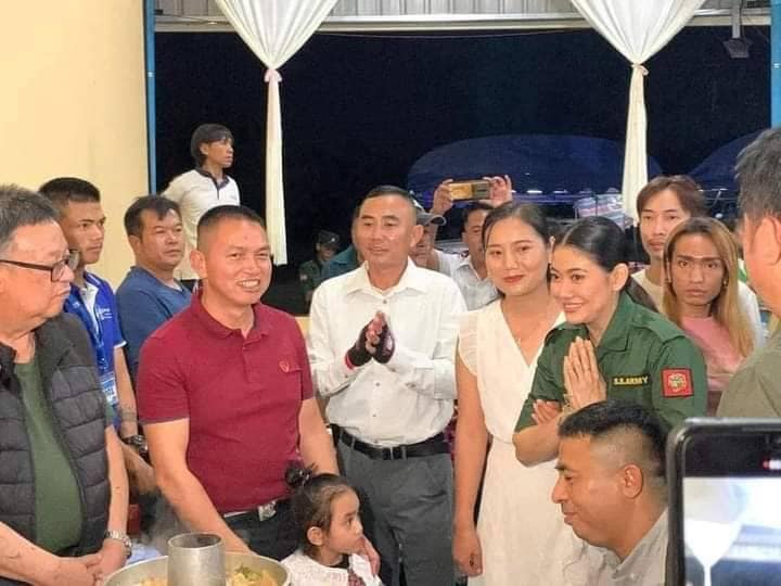 SSA ဝတ်စုံဖြင့် ညစာစားပွဲတက်ရာက်စဥ်