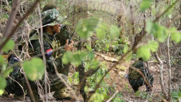 (KNDF တပ်ရင်း (၃) တပ်ဖွဲ့ဝင်များအား တွေ့ရစဥ်)
