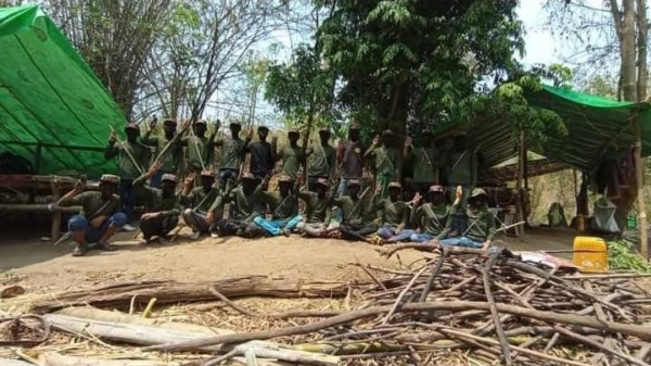 (ဆိပ်ဖြူဘာမထီတပ်ဖွဲ့ဝင် ရဲဘော်များအား တွေ့ရစဥ်။ ဓာတ်ပုံ-ဆိပ်ဖြူဘာမထီ)