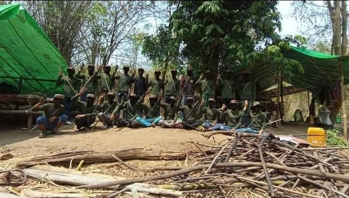 (ဆိပ်ဖြူဘာမထီတပ်ဖွဲ့ဝင် ရဲဘော်များအား တွေ့ရစဥ်။ ဓာတ်ပုံ-ဆိပ်ဖြူဘာမထီ)