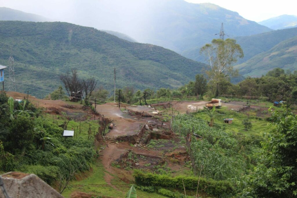 (စစ်ကောင်စီတပ်ဘေးရန်ကြောက်၍ ဒေသခံများတိမ်းရှောင်သွား၍ နေအိမ်နှင့်လမ်းများလူသွားလူလာမရှိလျှောက်ကပ်နေသည်။ ။ဓါတ်ပုံ-People's Spring)
