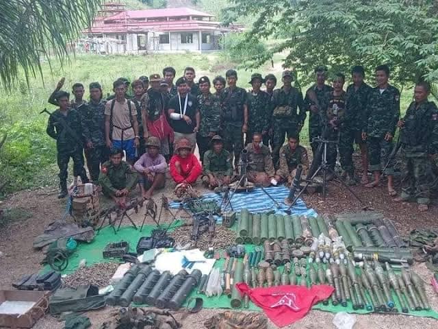 ( KNLA ဦး​ဆောင်​သောပူး​ပေါင်းတပ်များက၆လအတွင်း စစ်​ကောင်စီစခန်းသိမ်းတိုက်ပွဲများနှင့်စစ်ကူများကိုတိုက်ခိုက်ပြီး​နောက်ရရှိ​သောလက်နက်ခဲယမ်းများထဲမှအချို့ ။ဓါတ်ပုံ-Cobra Column၊ Karen History)