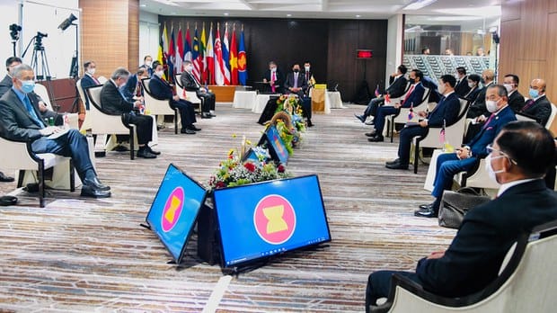 (အင်ဒိုနီးရှားနိုင်ငံတွင် ၂၀၂၁ ဧပြီ ၂၄ ရက်က ကျင်းပသည့် အာဆီယံထိပ်သီး အစည်းအဝေးကို မင်းအောင်လှိုင် တက်ရောက်​နေစဉ်၊ဓာတ်ပုံ - ရိုက်တာ)