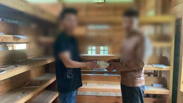 (ပြည်သူ့ရင်ခွင်ခိုလှုံလာ​သောစစ်သားယူ​ဆောင်လာ​သည့်လက်နက်ခဲယမ်းများနှင့်ဆု​ငွေချီးမြှင့်​နေမှု။ ဓါတ်ပုံ-CDFမင်းတပ်)