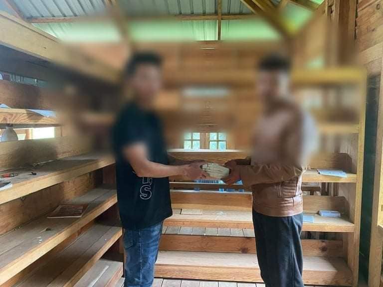 (ပြည်သူ့ရင်ခွင်ခိုလှုံလာ​သောစစ်သားယူ​ဆောင်လာ​သည့်လက်နက်ခဲယမ်းများနှင့်ဆု​ငွေချီးမြှင့်​နေမှု။ ဓါတ်ပုံ-CDFမင်းတပ်)