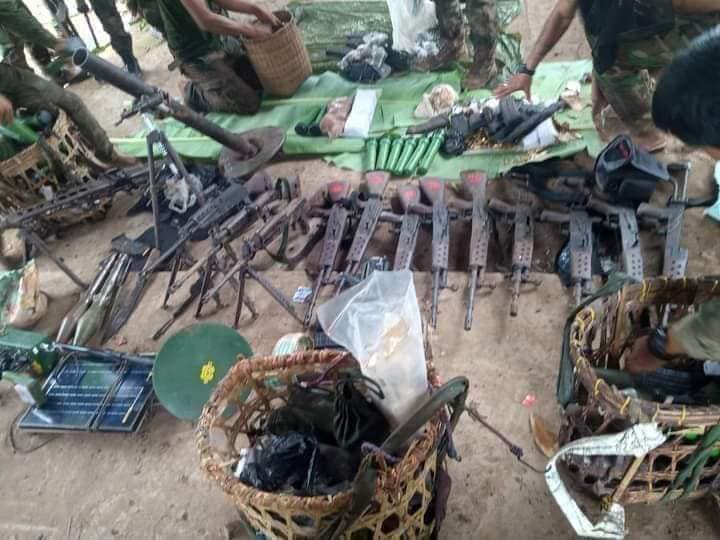 ( KNLA ဦး​ဆောင်​သောပူး​ပေါင်းတပ်များက၆လအတွင်း စစ်​ကောင်စီစခန်းသိမ်းတိုက်ပွဲများနှင့်စစ်ကူများကိုတိုက်ခိုက်ပြီး​နောက်ရရှိ​သောလက်နက်ခဲယမ်းများထဲမှအချို့ ။ဓါတ်ပုံ-Cobra Column၊ Karen History)