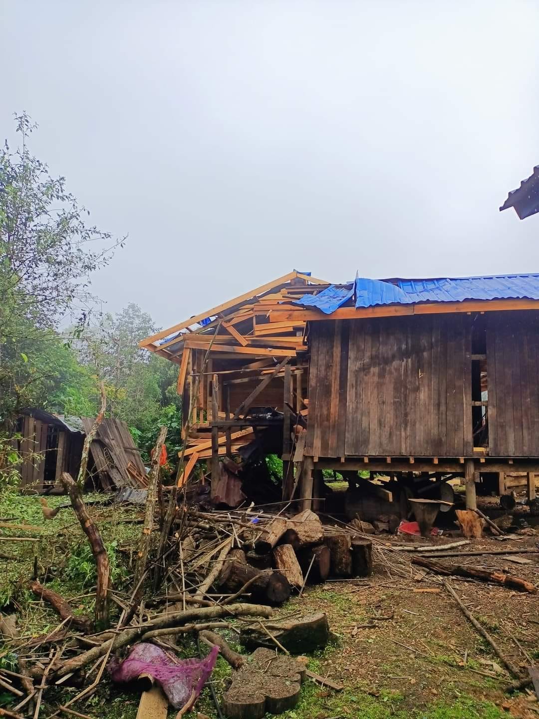 (စစ်ကောင်စီတပ်က လေယာဥ် ၂ စင်းဖြင့် ဗုံးကျဲတိုက်ခိုက်ပြီးနောက်တွေ့ရသောအပျက်အစီးများ။ ။ဓါတ်ပုံ-CJ)