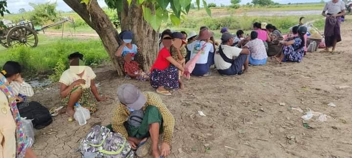 (ထွက်ပြေးတိမ်းရှောင်နေရသော ရွာသူရွာသားများအား တွေ့ရစဥ်။ ဓာတ်ပုံ - ဒီပဲယင်းမြို့နယ်စစ်ရှောင်ထောက်ပံ့ရေး)