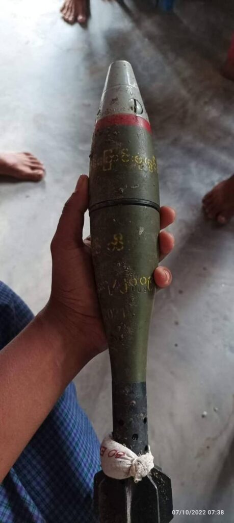 (ရွှေဘိုမြို့နယ်၊ဆိပ်ခွန်ရွာနှင့်စစ်တပ်ဘက်က ပြန်လည်ပစ်ခတ်ခဲ့သည့် ၆၀မမလက်နက်ကြီးကျည်။ ။ဓါတ်ပုံ-အမ်တီ၊ SNAKE EYES PDF)