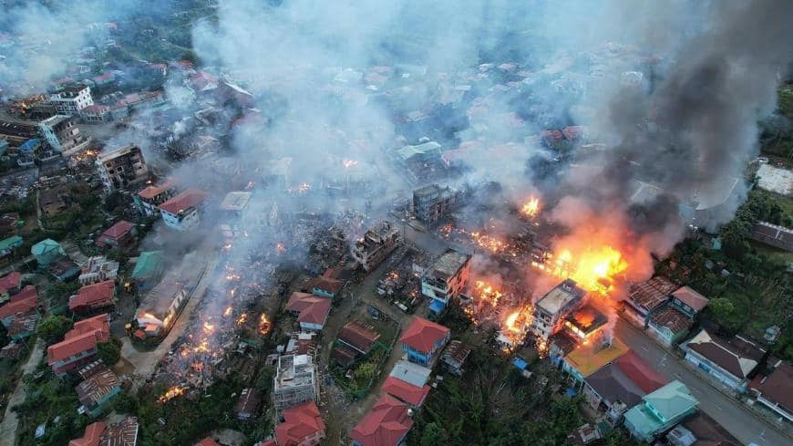 (စစ်ကောင်စီတပ်က ထန်တလန်းမြို့ကို မီးရှို့ဖျက်ဆီးနေမှု။ ဓါတ်ပုံ-The Chindwin Post၊ CHRO)