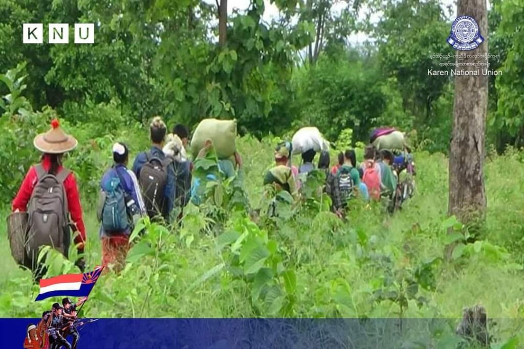 (ညောင်လေးပင်ခရိုင်အတွင်း စစ်ဘေးရှောင်နေရသော ဒေသခံများအား တွေ့ရစဥ်၊ ဓာတ်ပုံ - KNU)