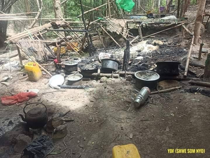 (ဖျက်ဆီးခံလိုက်ရသော ရွှေစွန်ညိုအဖွဲ့၏ တပ်ရင်းစခန်း။ ဓါတ်ပုံ-YDF ရွှေစွန်ညို)