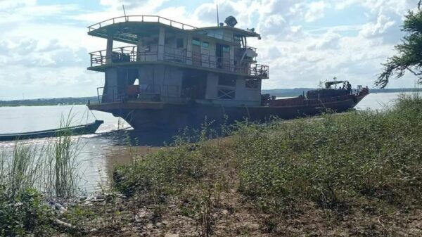 (ရေလက်ကြားအတွင်းသို့ဝင်လာသော ပြည်သူများ၏ မော်တော်ယာဥ်များအား မြစ်လက်ကြားမှ မလာရန် မေတ္တာရပ်ခံနေစဥ်၊ ဓာတ်ပုံ - Chaung U Revolution Army)