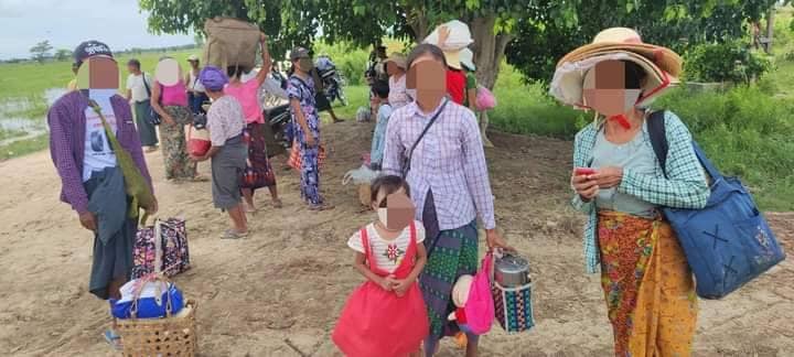 (ထွက်ပြေးတိမ်းရှောင်နေရသော ရွာသူရွာသားများအား တွေ့ရစဥ်။ ဓာတ်ပုံ - ဒီပဲယင်းမြို့နယ်စစ်ရှောင်ထောက်ပံ့ရေး)