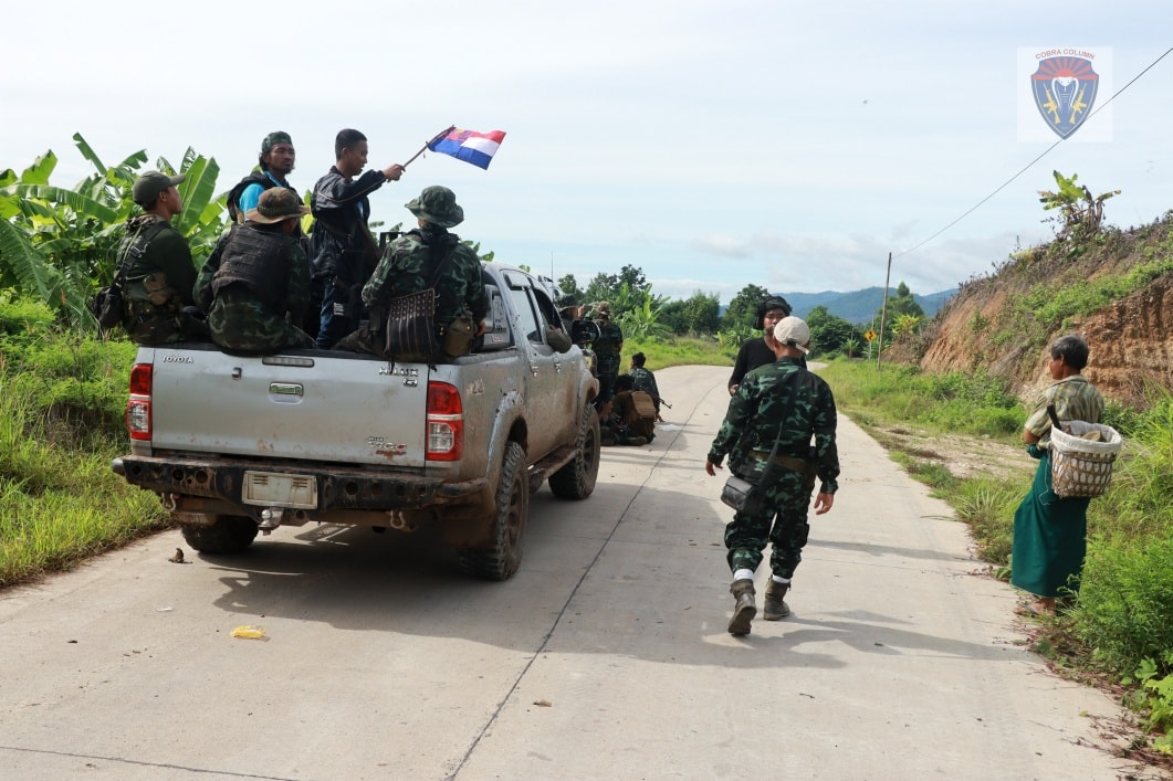 ကော်ဘရာစစ်ကြောင်းမှ ရဲဘော်များအား တွေ့ရစဥ်၊ ဓာတ်ပုံ - Cobra Column