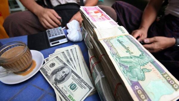 (ဇူလိုင် ၁၃ မနက်တွင်​ဒေါ်လာ​ဈေးသာ် ပြင်ပဈးကွက်၌ ၁​​ဒေါ်လာ ၂၁၇၅ ကျပ်ဖြင့်ဖွင့်ပြီး ည​နေပိုင်းတွင် ၂၂၀၀ကျပ်ဖြင့်ပိတ်ခဲ့သည်။ ဓါတ်ပုံ-EPA)