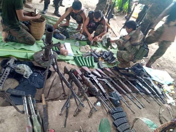 ( KNLA ဦး​ဆောင်​သောပူး​ပေါင်းတပ်များက၆လအတွင်း စစ်​ကောင်စီစခန်းသိမ်းတိုက်ပွဲများနှင့်စစ်ကူများကိုတိုက်ခိုက်ပြီး​နောက်ရရှိ​သောလက်နက်ခဲယမ်းများထဲမှအချို့ ။ဓါတ်ပုံ-Cobra Column၊ Karen History)