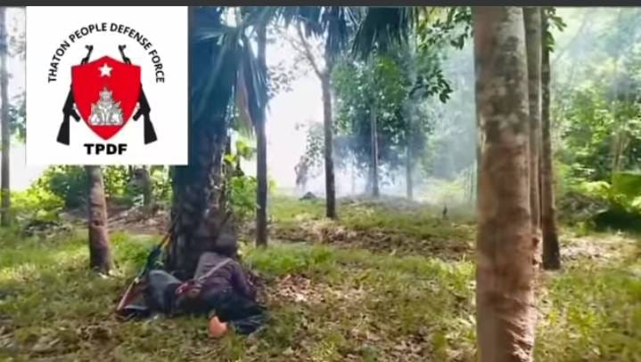 (သထုံမြို့နယ်ပြည်သူ့ကာ ကွယ်ရေးအင်အားစု (TPDF)မှ ရဲ​ဘော်များကို ​ရှေ့တန်းတစ်​နေရာ၌ ​တွေ့ရစဥ်)