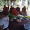 (သံဃာတော်များအား ဝါဆိုသင်္ကန်းကပ်နေစဥ်။ ဓါတ်ပုံ-C&T SHWEBO)