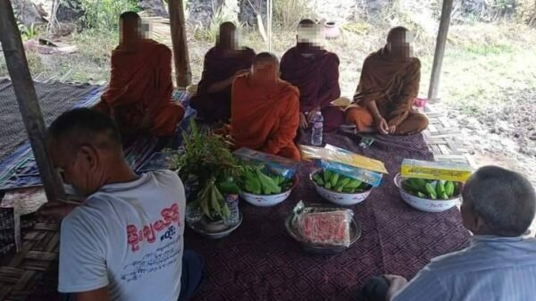 (သံဃာတော်များအား ဝါဆိုသင်္ကန်းကပ်နေစဥ်။ ဓါတ်ပုံ-C&T SHWEBO)