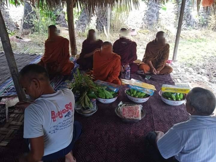 (သံဃာတော်များအား ဝါဆိုသင်္ကန်းကပ်နေစဥ်။ ဓါတ်ပုံ-C&T SHWEBO)