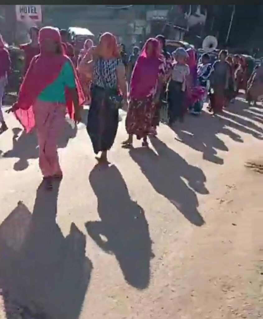 မိုး​ရေးမြို့တွင် အိန္ဒိယနိုင်ငံသားများဆန္ဒပြ​နေစဥ်။ ဓါတ်ပုံ-CJ