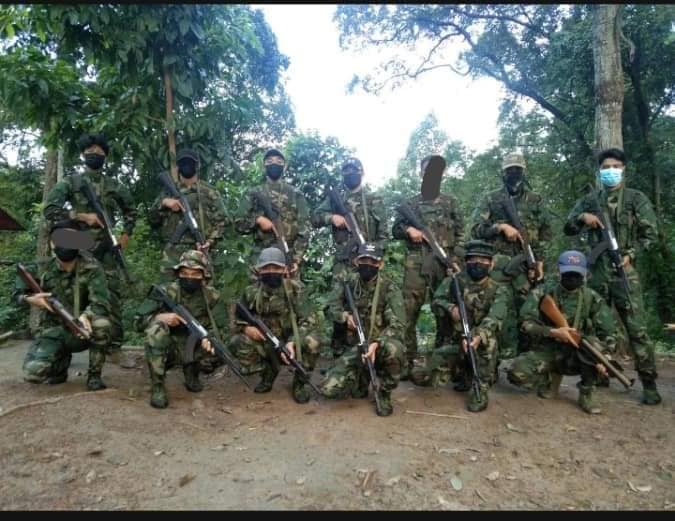 (အင်းတော် ပြည်သူ့ကာကွယ်ရေးတပ်ဖွဲ့ဝင်များ နှင့် တိုက်ပွဲအတွင်း ဆီဘောင်ဆာကားမီးလောင်နေသည့် မြင်ကွင်းဖြစ်သည်။ ဓါတ်ပုံ-အင်း​တော်PDF ၊ IR)
