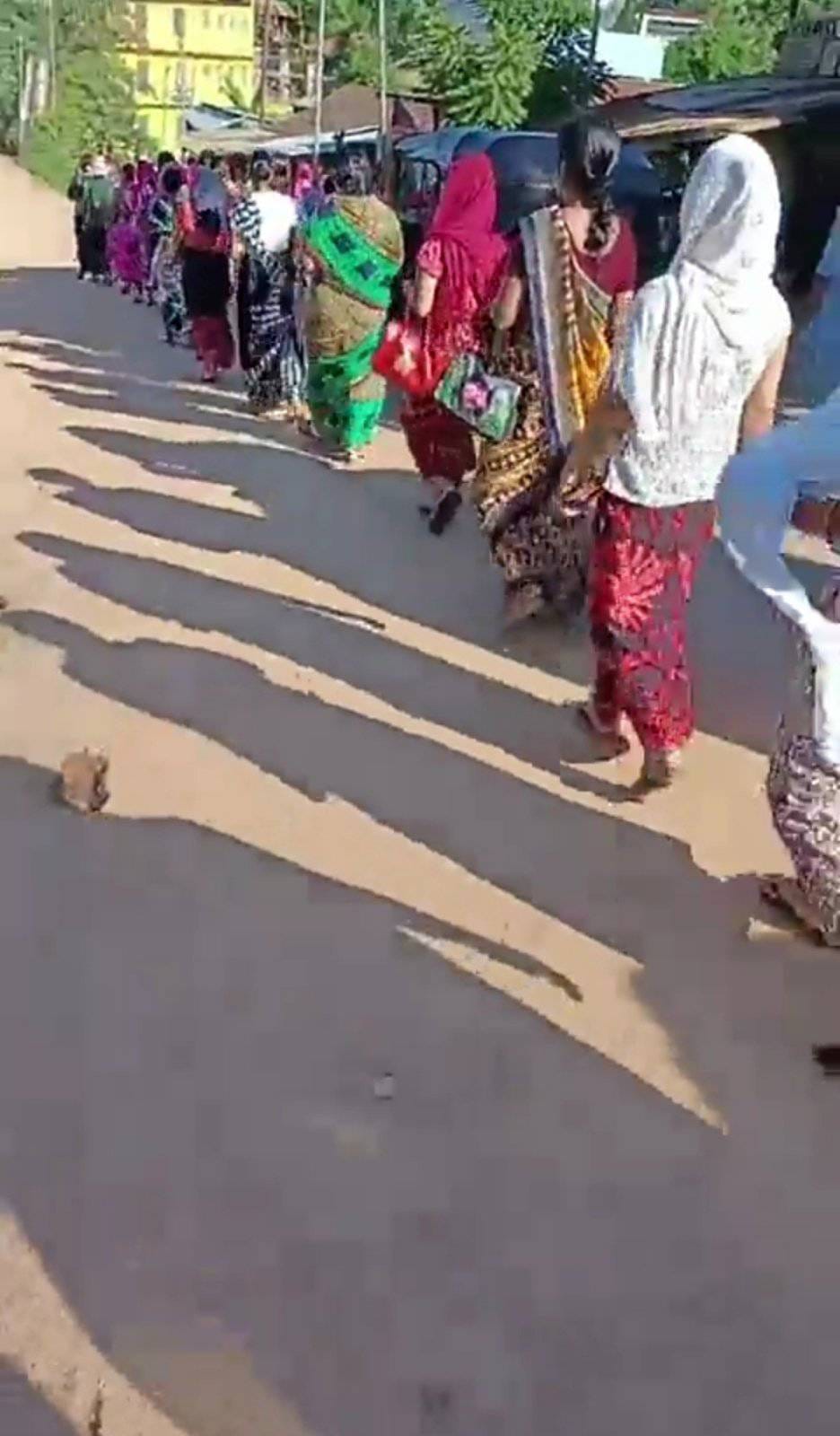 (မိုးရေးမြို့တွင် ဇူလိုင် ၆ ရက်ကဆန္ဒပြတောင်းဆိုနေမှု ၊စစ်ကောင်စီ၏ရဲစခန်းကို မီးရှို့ဖျက်ဆီးခဲ့မှုနှင့် အန္ဒိယပြည်နယ်အစိုးရကထုတ်ပြန်သောအမိန့် ။ ။ဓါတ်ပုံ-CJ)