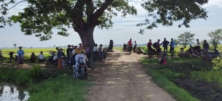 (ထွက်ပြေးလာရသည့် ကျေးရွာသူကျေးရွာသားများအား ဒီပဲယင်းမြို့နယ် စစ်ရှောင်ထောက်ပံ့ရေးအဖွဲ့က ချက်ပြုတ်ကျွေးမွေးနေစဥ်။ဓာတ်ပုံ-ဒီပဲယင်းမြို့နယ် စစ်ရှောင်ထောက်ပံ့ရေးအဖွဲ့)