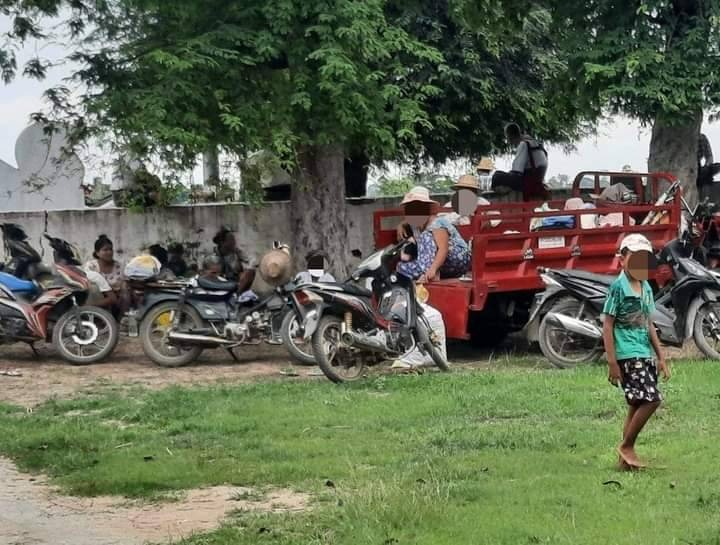 (ထွက်ပြေးလာရသည့် ကျေးရွာသူကျေးရွာသားများအား ဒီပဲယင်းမြို့နယ် စစ်ရှောင်ထောက်ပံ့ရေးအဖွဲ့က ချက်ပြုတ်ကျွေးမွေးနေစဥ်။ဓာတ်ပုံ-ဒီပဲယင်းမြို့နယ် စစ်ရှောင်ထောက်ပံ့ရေးအဖွဲ့)