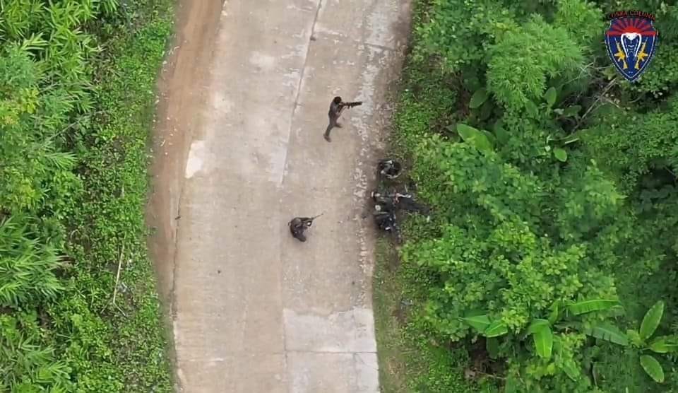 (စစ်​ကောင်စီတပ်နှင့် BGFပူး​ပေါင်းတပ်ကို ​ကော်ဘရာစစ်​ကြောင်းကတိုက်ခိုက်၍ ​​သေဆုံးဒဏ်ရာရသူအချို့ကိုလမ်း​ဘေးဆွဲချထားစဥ်။)