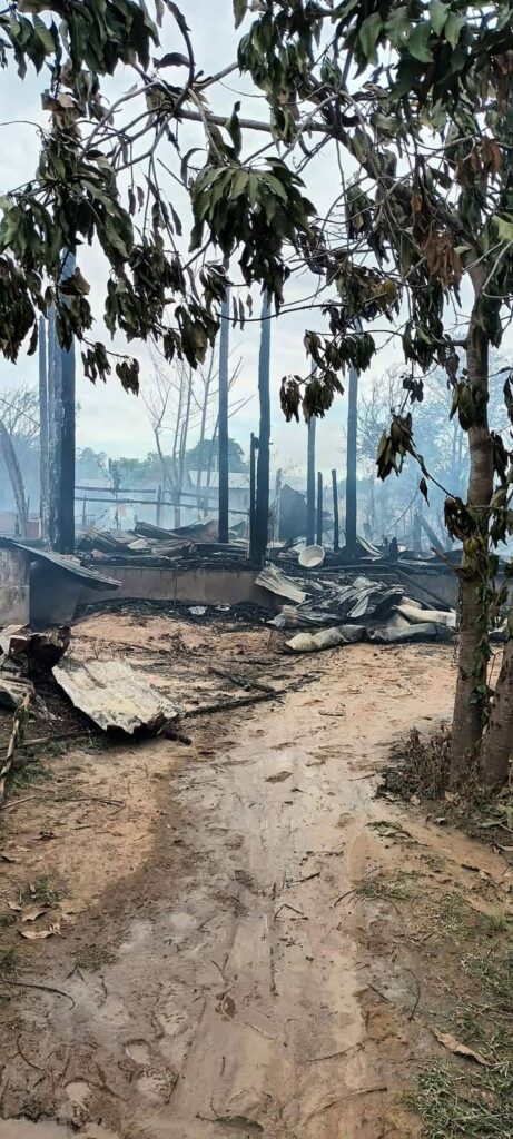 (မီးရှို့ခံခဲ့ရသည့် ပျံကျ(အေးသာယာ)ကျေးရွာအား တွေ့ရစဥ်။ ဓာတ်ပုံ - ဒီပဲယင်းမြို့နယ်စစ်ရှောင်ထောက်ပံ့ရေးအဖွဲ့)