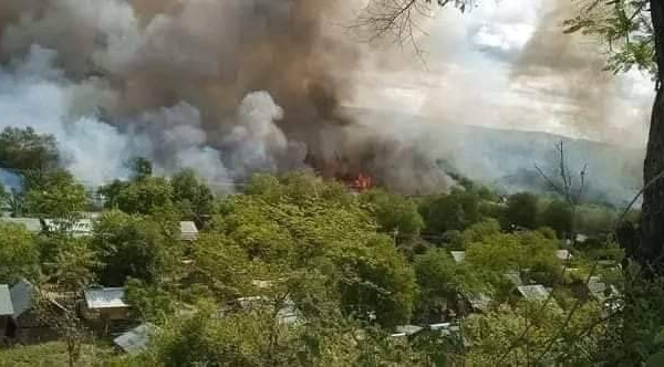 (ရှားဒူးနှင့် စိုင်ဖြူကျေးရွာများ မီးရှို့ဖျက်ဆီးခံခဲ့ရစဥ်။ဓာတ်ပုံ-We Love Seik Phyu Group)