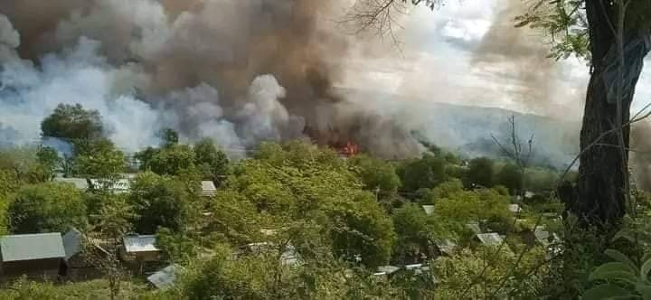 (ရှားဒူးနှင့် စိုင်ဖြူကျေးရွာများ မီးရှို့ဖျက်ဆီးခံခဲ့ရစဥ်။ဓာတ်ပုံ-We Love Seik Phyu Group)