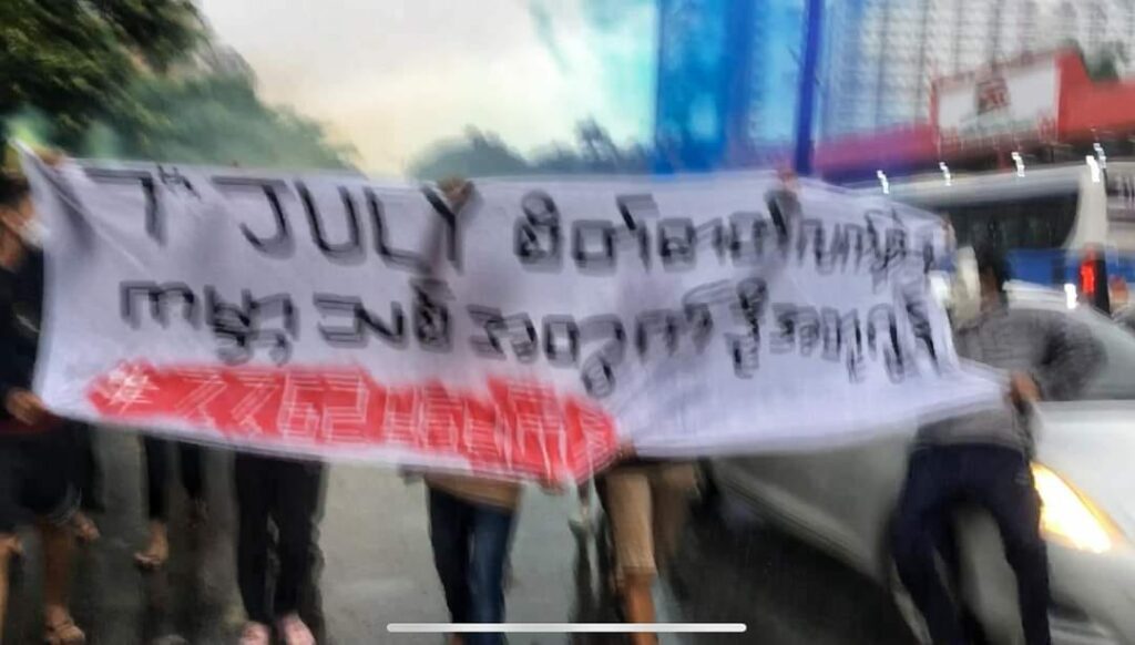 (ဆန္ဒပြလူငယ်များကို စစ်ကောင်စီတပ်က ကားဖြင့်တိုက်နေစဥ်။ ။ဓာတ်ပုံ - AAMIJ)