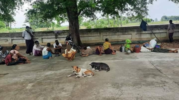 (ထွက်ပြေးလာရသည့် ကျေးရွာသူကျေးရွာသားများအား ဒီပဲယင်းမြို့နယ် စစ်ရှောင်ထောက်ပံ့ရေးအဖွဲ့က ချက်ပြုတ်ကျွေးမွေးနေစဥ်။ဓာတ်ပုံ-ဒီပဲယင်းမြို့နယ် စစ်ရှောင်ထောက်ပံ့ရေးအဖွဲ့)