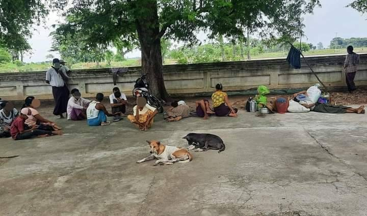 (ထွက်ပြေးလာရသည့် ကျေးရွာသူကျေးရွာသားများအား ဒီပဲယင်းမြို့နယ် စစ်ရှောင်ထောက်ပံ့ရေးအဖွဲ့က ချက်ပြုတ်ကျွေးမွေးနေစဥ်။ဓာတ်ပုံ-ဒီပဲယင်းမြို့နယ် စစ်ရှောင်ထောက်ပံ့ရေးအဖွဲ့)