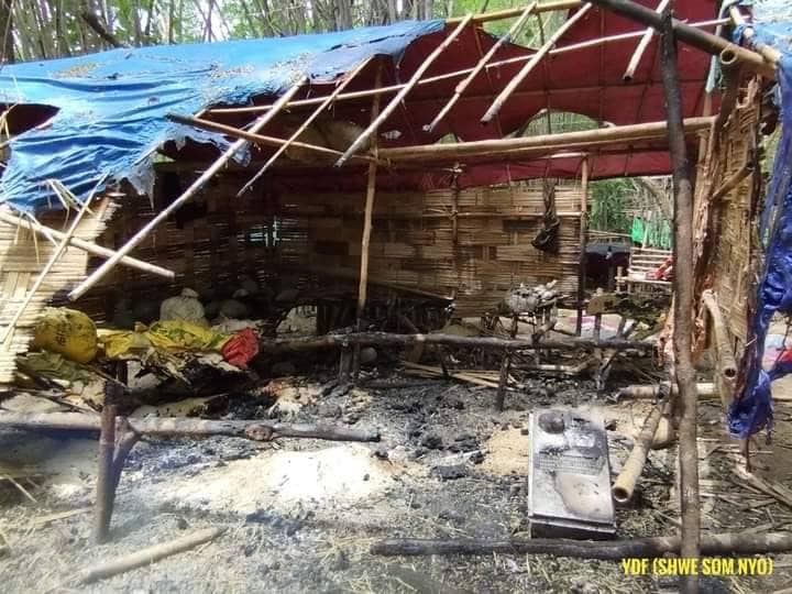 (ဖျက်ဆီးခံလိုက်ရသော ရွှေစွန်ညိုအဖွဲ့၏ တပ်ရင်းစခန်း။ ဓါတ်ပုံ-YDF ရွှေစွန်ညို)